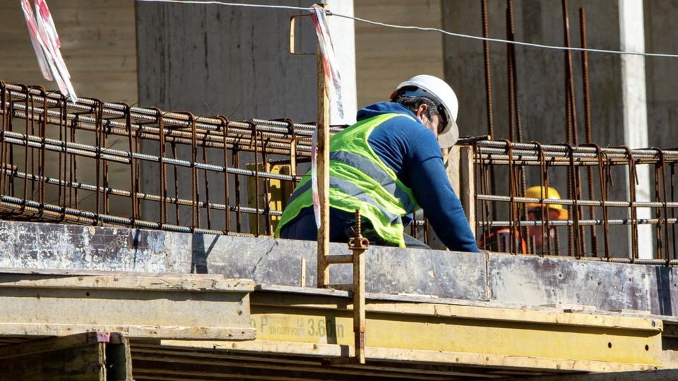 Ferraillage et coffrage sécurisés sur un chantier de gros œuvre
